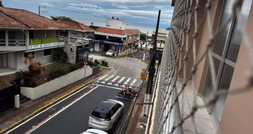 100 metros da praia central, com vista mar e 3 dormitórios