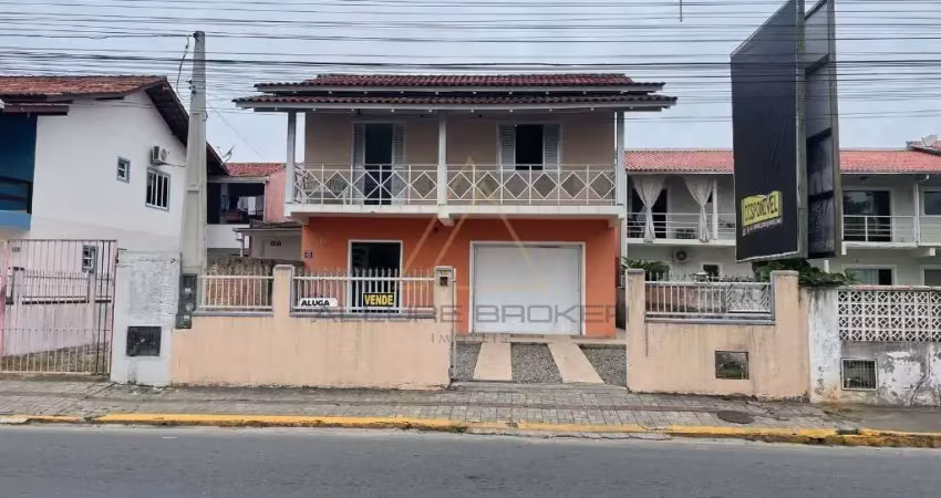 Casa a venda com otima localização no centro de balneario piçarras, apenas 190 metros da praia