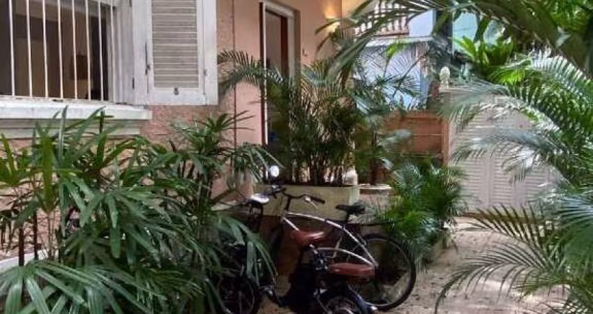 Hoomes Imóveis vende apto de 143m2 no bairro Jardim Botânico, em rua arborizada com 3 suites, predio de 3 andares, com vaga descoberta.