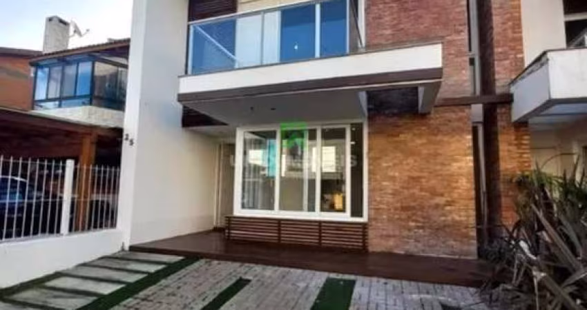 Casa à venda em Porto Alegre-RS, bairro Hípica: 3 quartos, 3 suítes, 2 salas, 5 banheiros, 2 vagas, 231m². Imperdível!