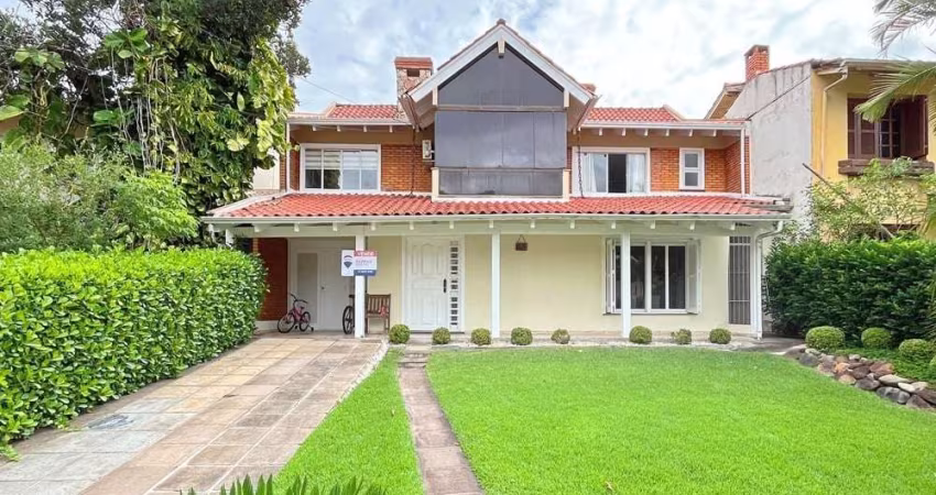 Casa de Luxo em Condomínio de Alto Padrão em Ipanema, Porto Alegre-RS: 5 Quartos, 2 Suítes, 5 Banheiros, 4 Vagas, 300m².