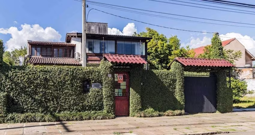 Imperdível! Casa à venda em Porto Alegre-RS, bairro Guarujá, 3 quartos, 1 suíte, 3 banheiros, 4 vagas, 235 m².