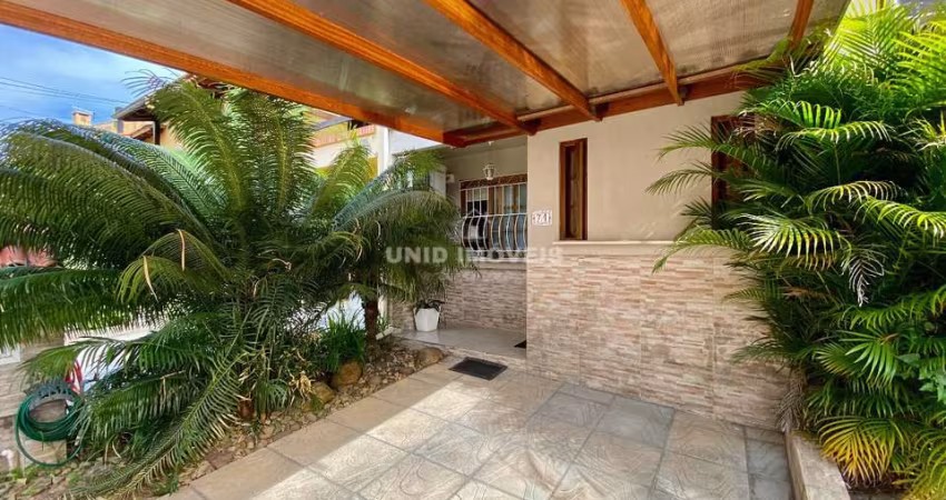 casa de 3 dormitórios, sendo uma suíte, sala, cozinha, 3 banheiros, vaga de garagem para um carro.O imóvel fica semi mobiliado.  Condomínio com infra