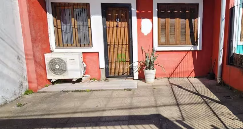 Casa à venda em Porto Alegre-RS, bairro Hípica: 2 quartos, 1 sala, 1 banheiro, 2 vagas, 75m². Aproveite!