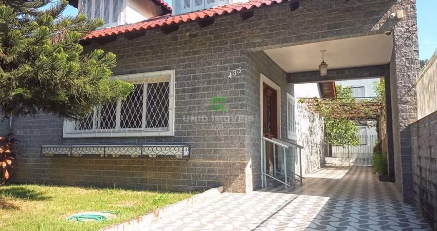 Residência com 4 DORMITÓRIOS, SUÍTE, Closet, 5 vagas e muito PÁTIO.