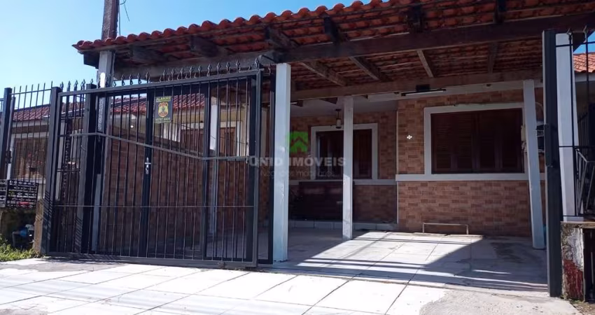 Casa térrea, 3 Dormitórios, 1 Suíte c/ Closet, Hidro Junker, 2 Vagas, 2 Banheiros, Pátio frente e fundos na Zona Sul Porto Alegre