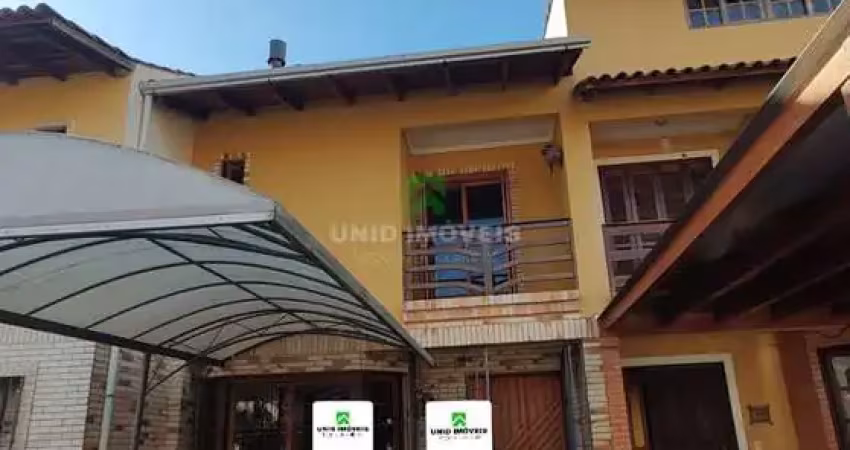 Sobrado é composto por 2 dormitórios, ambos suítes, closet, espaço sótão para 3° dormitório ou escritório, lavabo, living com dois ambientes, espaço