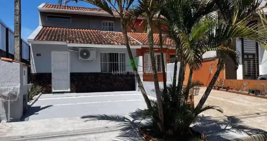 Casa com 3 quartos na hípica, 2 vagas, com pátio amplo, 2 banheiros.