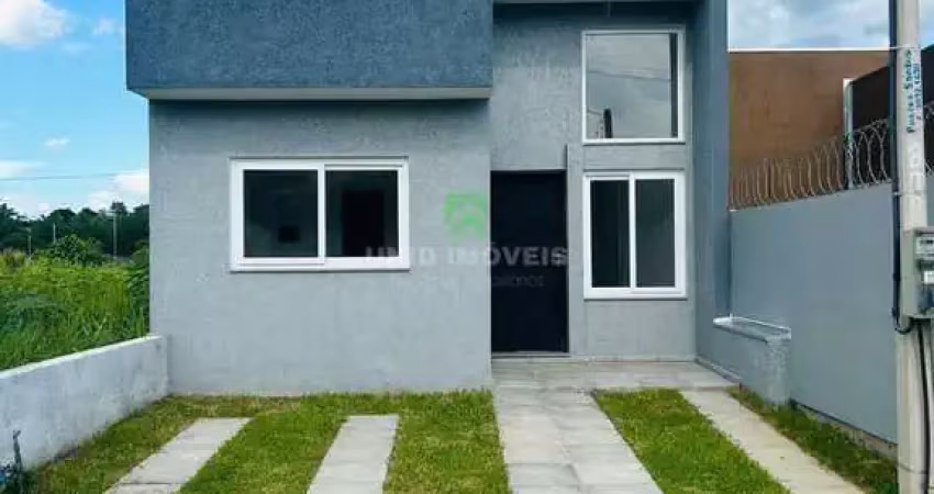 Casa térrea de três dormitórios sendo uma suíte, com ar condicionado, cozinha e ampla sala de dois ambientes, pé direito alto e banheiro social, jardi