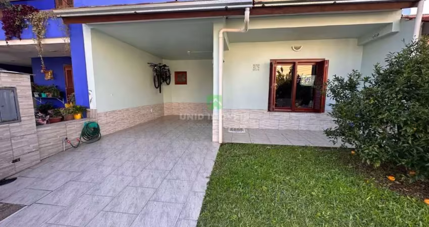 Casa em condomínio com 2 dormitórios, lavanderia, cozinha, sala de estar e jantar e um banheiro. ficam na casa dois ares-condicionados. a casa possui