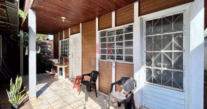 Casa de FUNDOS para alugar no bairro Zona 08.