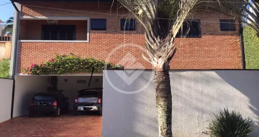 Casa assobradada de 250 m2 com 4 dormitórios sendo 2 suítes, em  condomínio fechado em Sousas. codigo: 113400