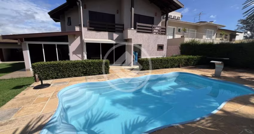 Casa com piscina e quintal verde em Condomínio codigo: 56724