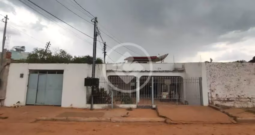 CASA ESPAÇOSA COM POSSIBILIDADE PARA FINALIDADE COMERCIAL codigo: 92409