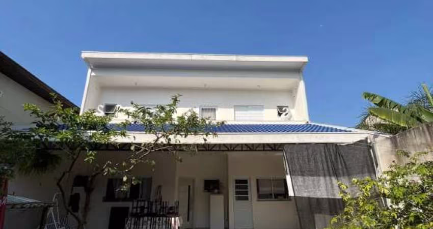 Casa piso superior com 2 quartos (suítes), com sacada frontal,  piso inferior com sala, w.c, cozinha, área de serviço coberta, amplo quintal e garagem para vários veículos, 2 portões automáticos (basc