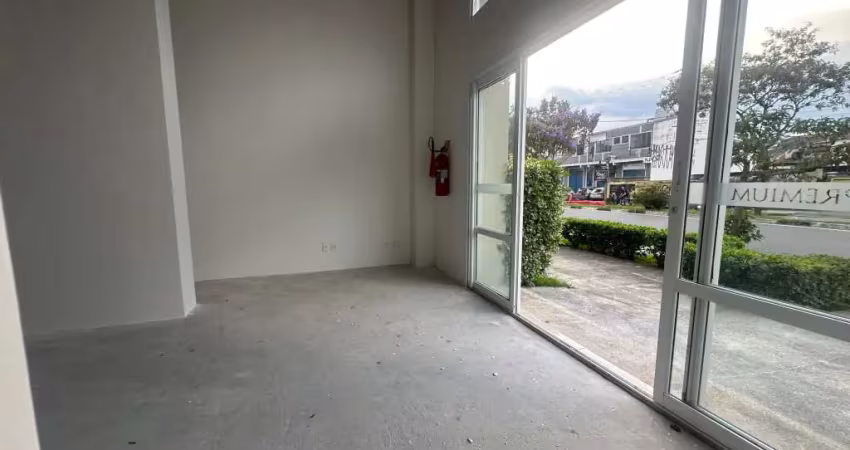 Loja com pé direito Duplo, disponível para locação, no Edificio Premium Tower no Centro de Jacareí  84,90m2 Possibilidade de Mezanino 4 banheiros 5 vagas de Garagem  Condominio passando por modificaçõ