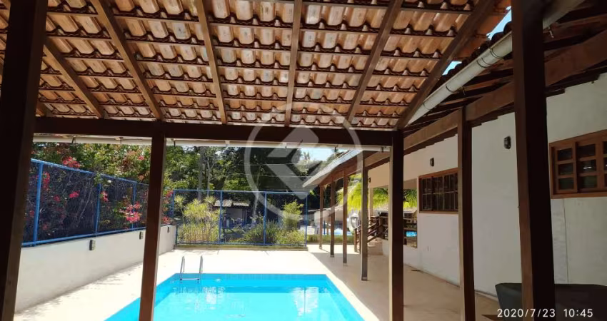 Casa de 4 quartos, com piscina privativa, aréa para churrasco e itens para jogos. codigo: 31653