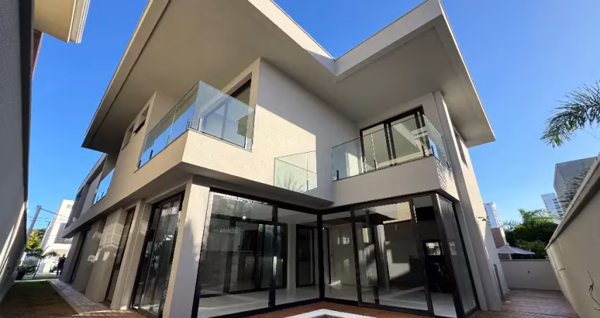 Casa exclusiva com 5 suítes e fino acabamento em ponta negra
