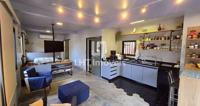Casa com três quartos sendo uma suíte, com uma piscina mais loft completo.