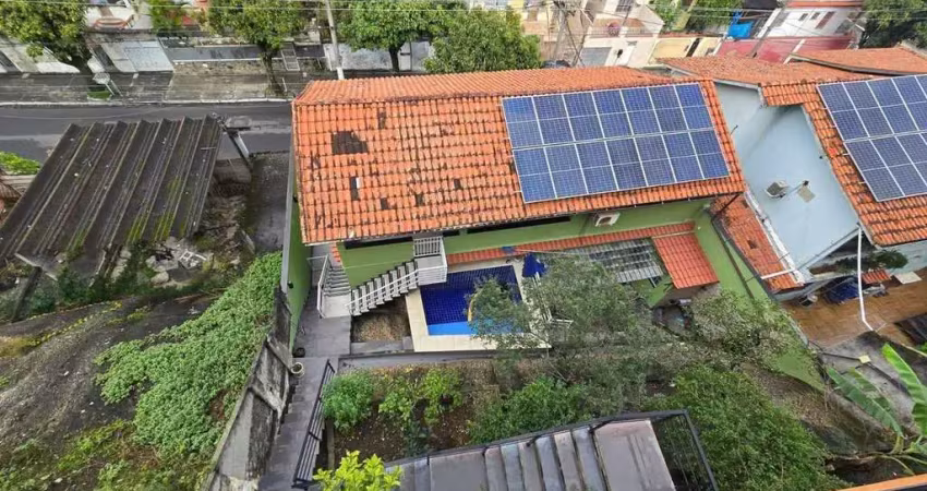 Casa com três quartos sendo uma suíte, com uma piscina mais loft completo.