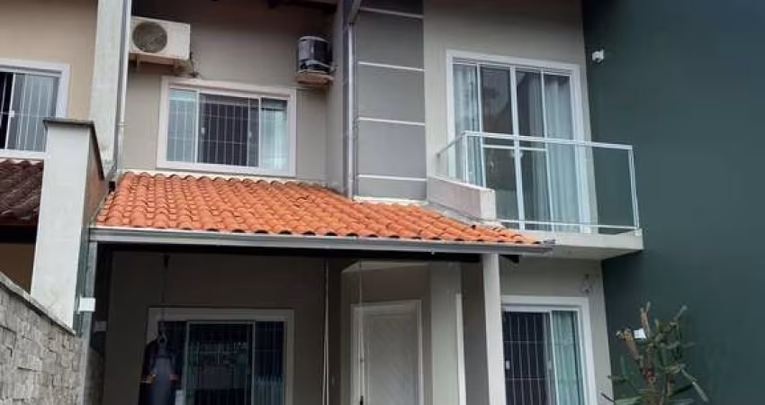 Casa Geminada com 1 suíte + 2 quartos no bairro São Marcos