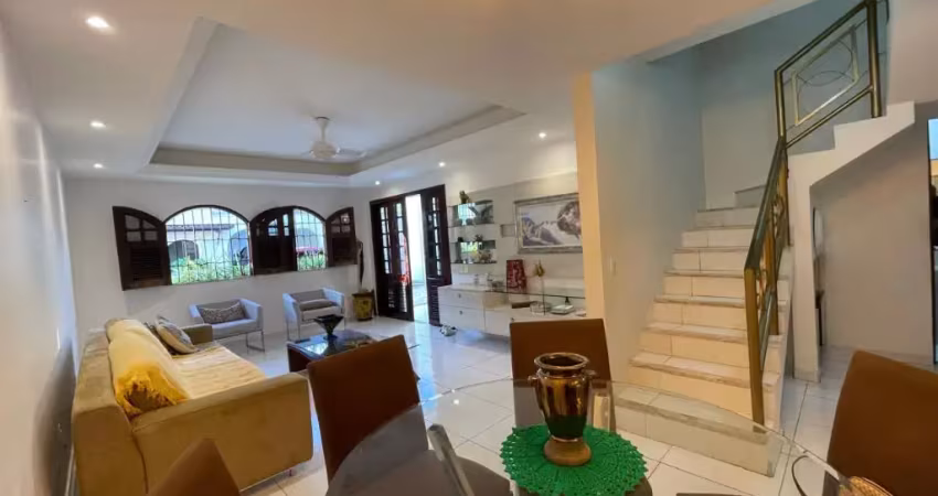 Lindo duplex à venda em condomínio fechado – 140m² | 3 suítes | reformado e projetado