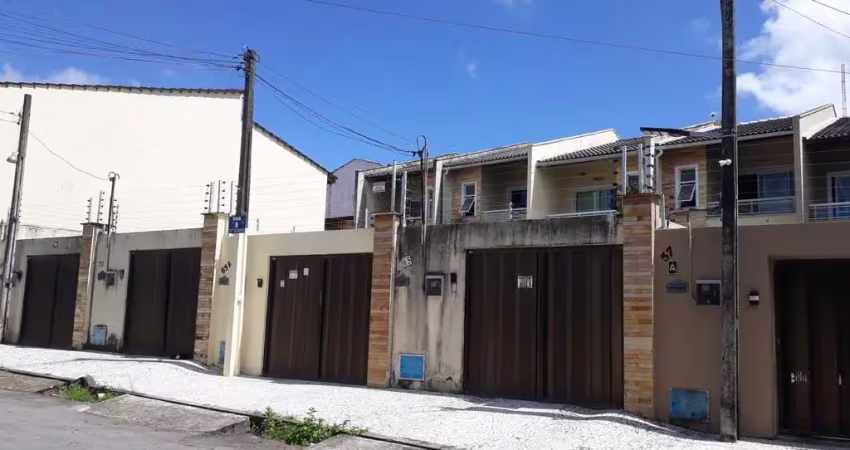 Casa duplex em São Bento/Coaçu, em Fortaleza, com 3 quartos, sendo 2 suítes