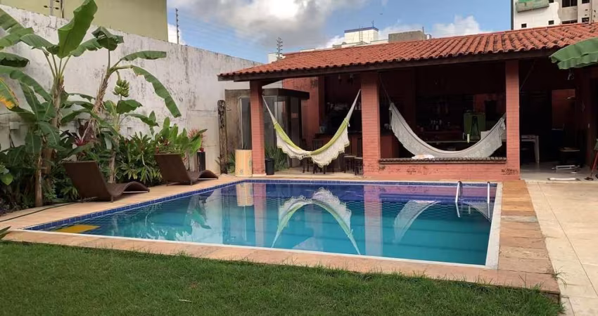 Casa Solta à Venda no Calhau – 815m² com Piscina, Jacuzzi e Energia Solar