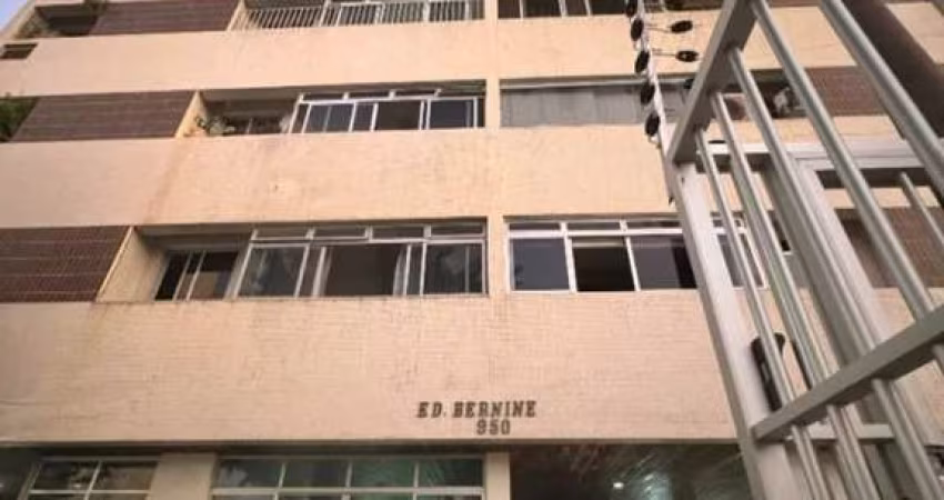 Apto amplo, 3 quartos, 1 vaga, mobiliado, ótima  localização no bairro do Cocó.