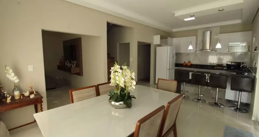 Casa de 290m² à venda no bairro Floresta em Pouso Alegre. 4 dormitórios, área gourmet com jacuzzi e 4 vagas.
