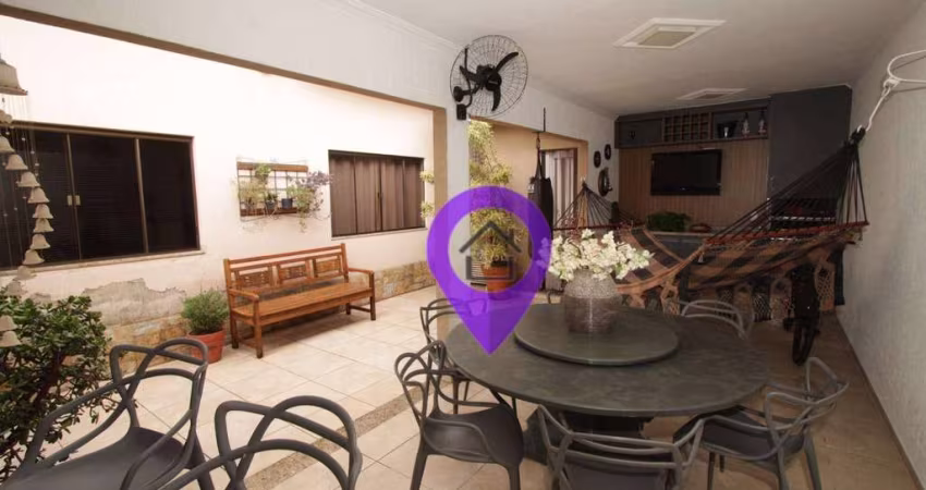 Casa de 192m² à venda em Pouso Alegre com 3 dormitórios e área gourmet espaçosa.