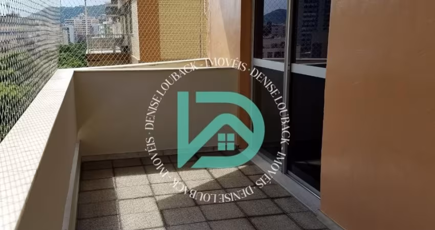 Apartamento com varanda e 2 dormitórios na Tijuca