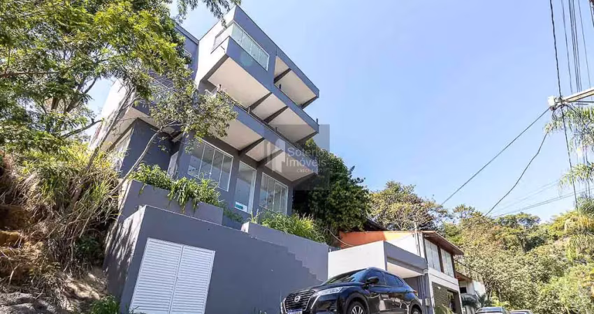CASA TRIPLEX COM 436M² NO CONDOMÍNO UBÁ