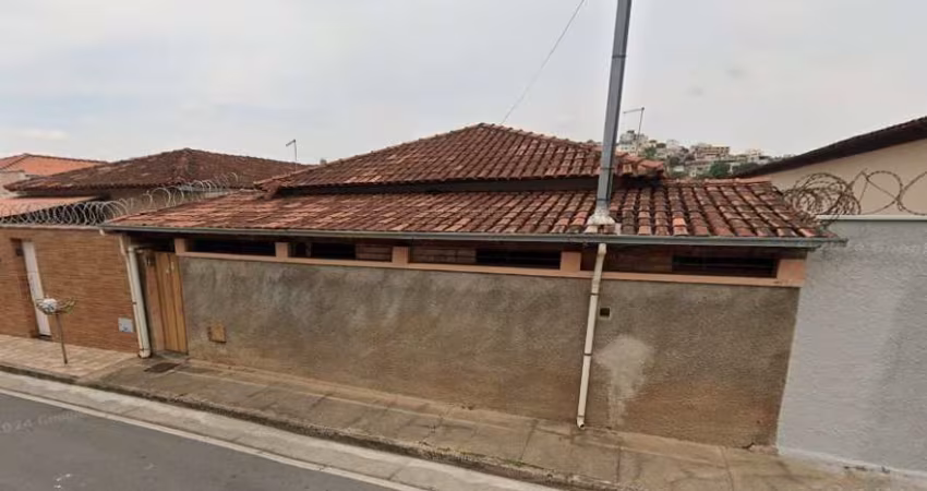 Terreno com área de 177m² e respectiva edificação dele constante, qual seja, uma casa residencial