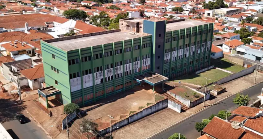 Prédio inacabado, com a finalidade de ser um hospital, com 4.436,00 m² de área  construida - bariri/