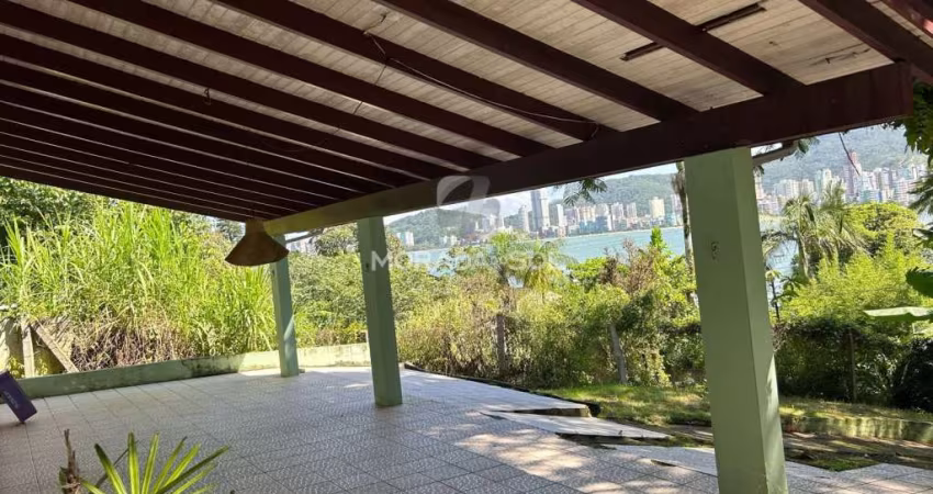 Encontre seu lar dos sonhos em Itapema! Casa de 3 dormitórios e 1 banheiro. Locação, localizado no Canto da Praia. Confira!