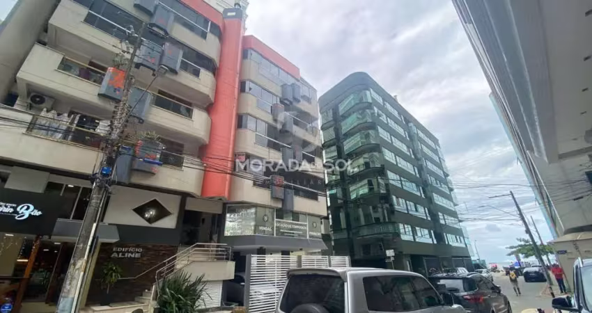 Apartamento quadra mar na melhor localização de meia praia