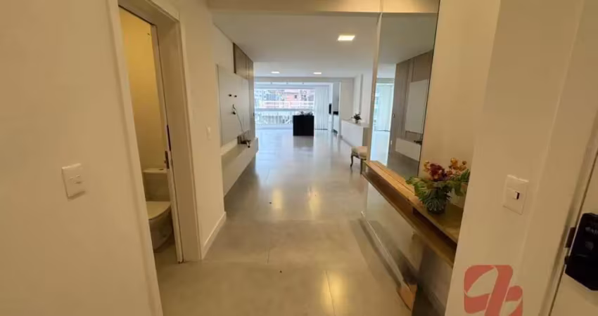 Amplo apartamento com móveis de excelente qualidade