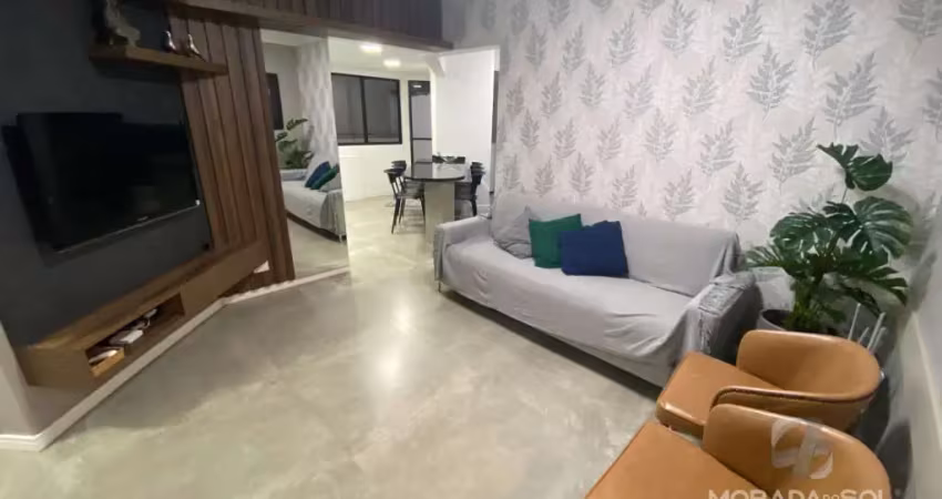Apartamento com ótima localização na meia praia