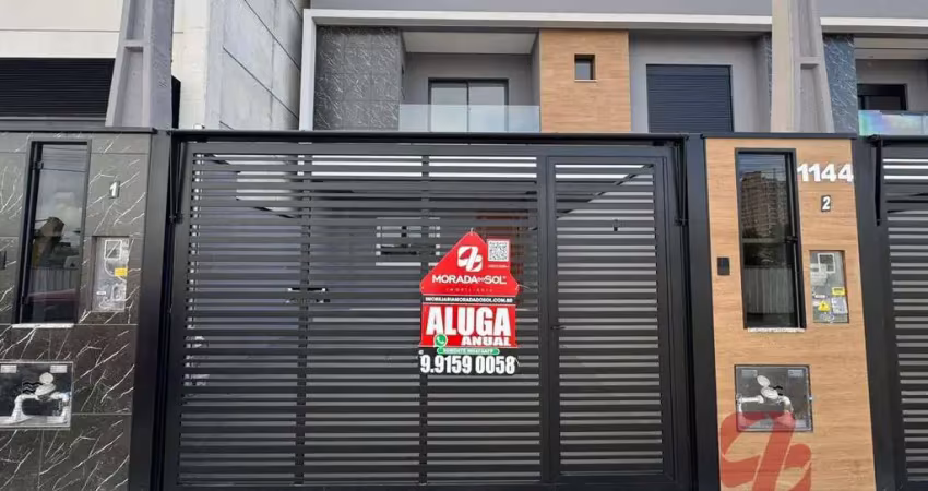 Sobrado em morretes itapema: 3 quartos, suíte, locação r$3.880