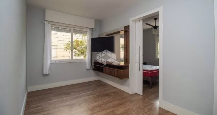 Apartamento de um dormitório, um lance de escadas, reformado e ensolarado á poucos metros do Iguatemi!