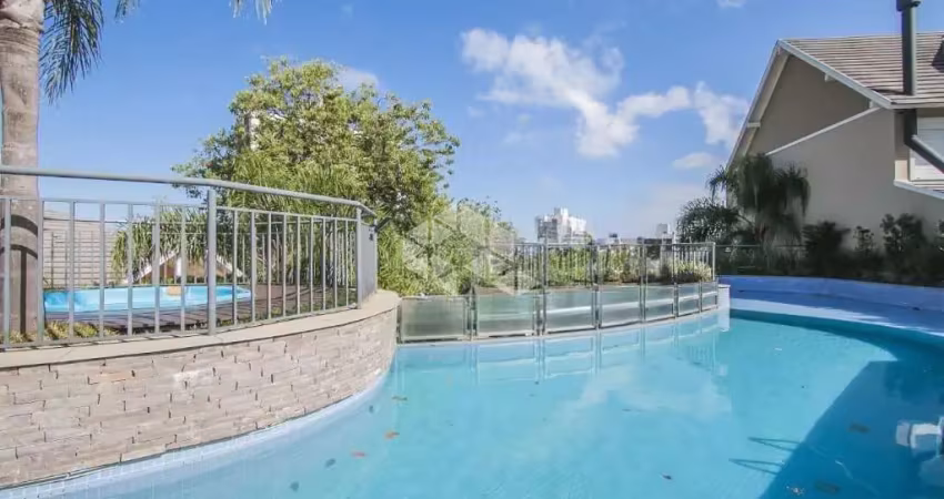 Casa em condomínio fechado com 3 dorms, suíte, sótão, lareira, espaço gourmet e pátio privativo - porto alegre