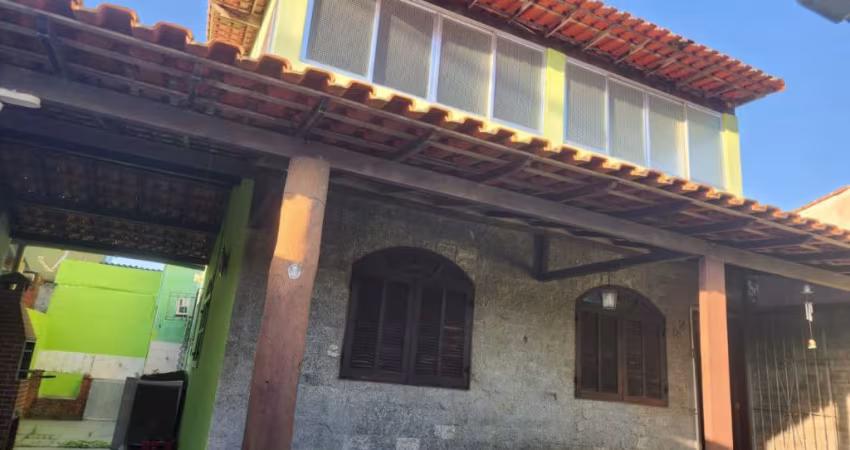 VENDO CASA EM ARARUAMA  COM 4 Q, SENDO 2 SUÍTES