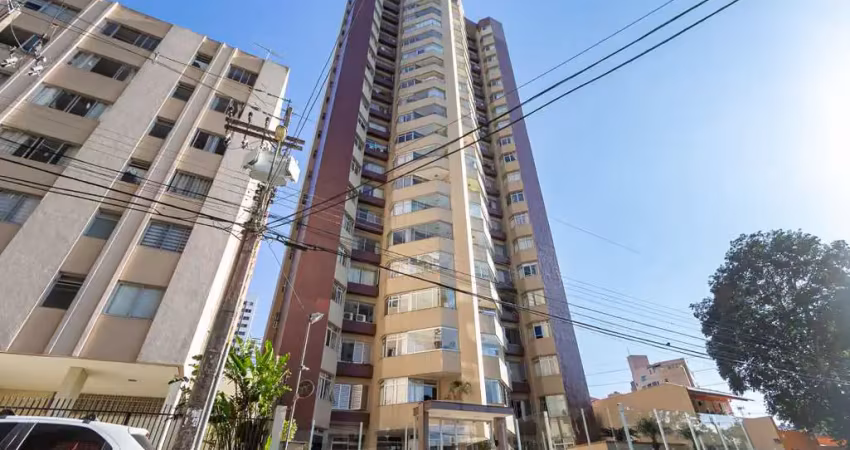 Apartamento com 4 quartos no Cabral, próximo UFPR