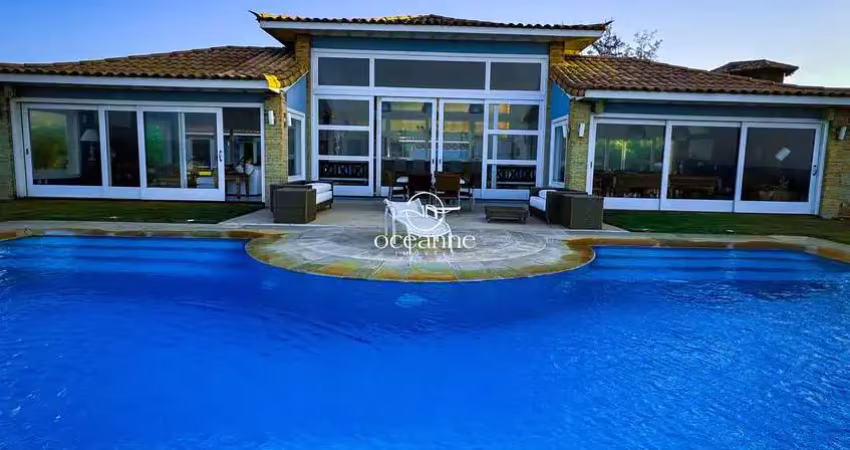 Mansão debruçada ao mar onde as  águas são  mornas e cristalinas!