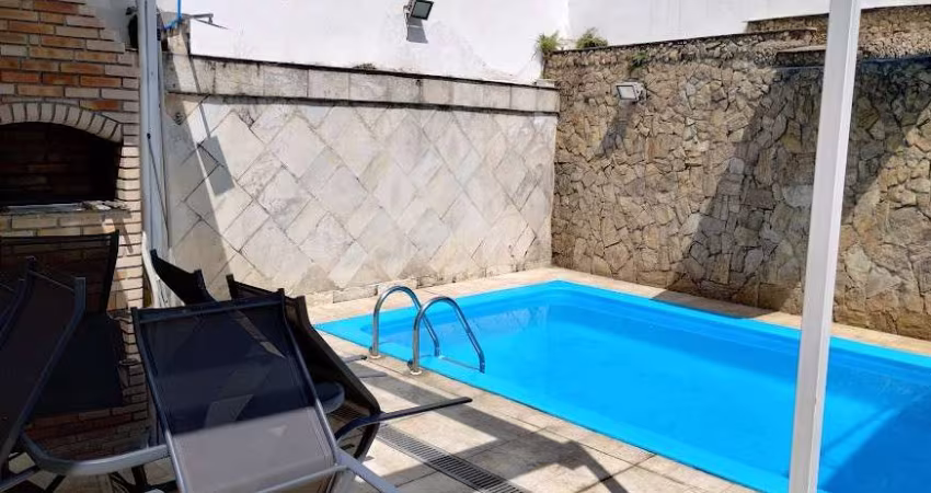 Casa com 3 dormitórios sendo 1 suíte, escritório, piscina, churrasqueira, 3 vagas, excelente localização em área estritamente residencial Z1 na região da Vila Mariana / Jardim da Glória