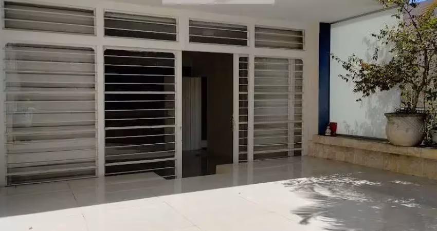 Casa com 3 dormitórios sendo 1 suíte, escritório, piscina, churrasqueira, 3 vagas, excelente localização em área estritamente residencial z1 na região da vila mariana / jardim da glória