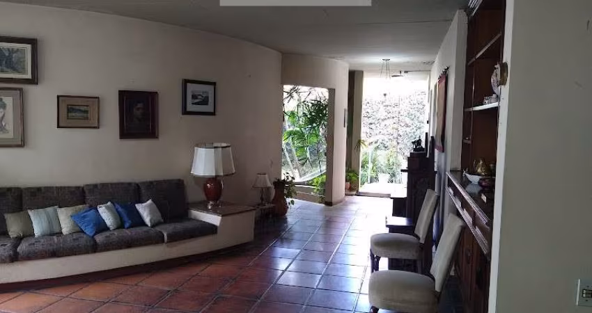 Casa no Jardim Guedala com 5 suítes, escritório, muito jardim e 3 vagas