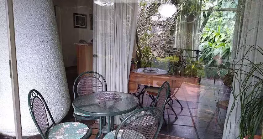 Casa no jardim guedala com 5 suítes, escritório, muito jardim e 3 vagas