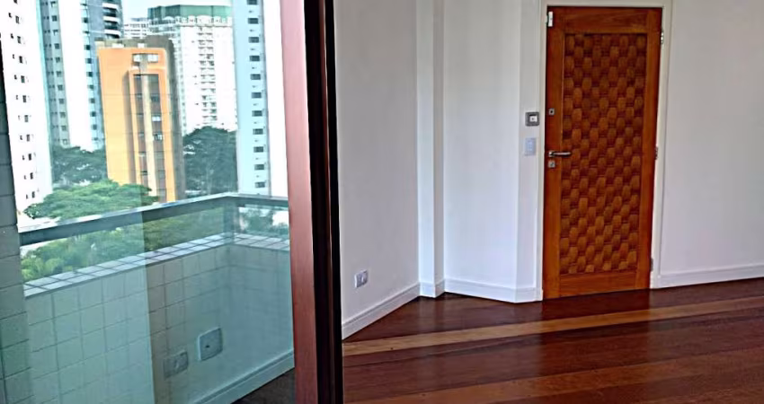 Apartamento com 3 dormitórios, sendo 1 suíte, amplo e ensolarado em área nobre no Klabin na região da Vila Mariana.